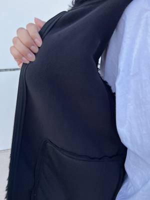 冬まで「大活躍間違いなし」！！【GU】まるで「毛布に包まれているよう」な“モコモコフリースベスト”