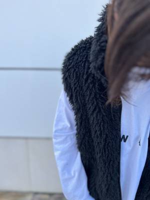 冬まで「大活躍間違いなし」！！【GU】まるで「毛布に包まれているよう」な“モコモコフリースベスト”