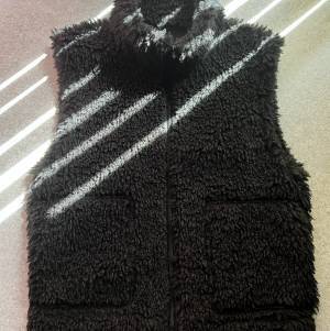 冬まで「大活躍間違いなし」！！【GU】まるで「毛布に包まれているよう」な“モコモコフリースベスト”