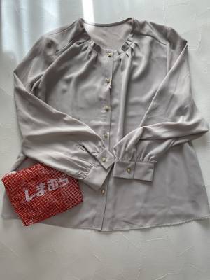 『1700円以下』で超「万能」！コスパ最強！【しまむら】『着心地抜群』な“2WAYブラウス”紹介