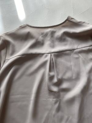 『1700円以下』で超「万能」！コスパ最強！【しまむら】『着心地抜群』な“2WAYブラウス”紹介