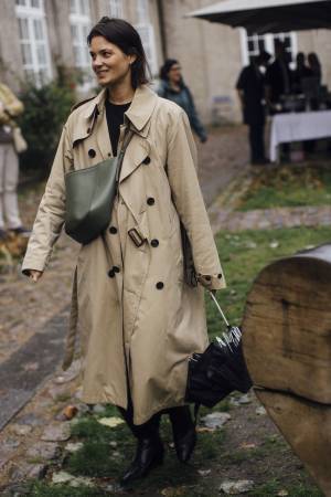 定番トレンチコートコーデは「小物テクニック」で見違える！【ストリートスナップ】