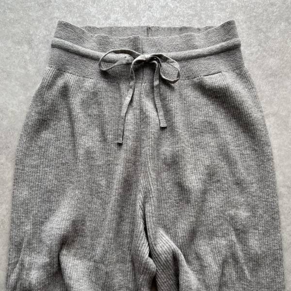 「ラウンジウェア」のレベル超えてるって！【UNIQLO】「SNSで話題」の”ニットパンツ”が「かわいい」♡