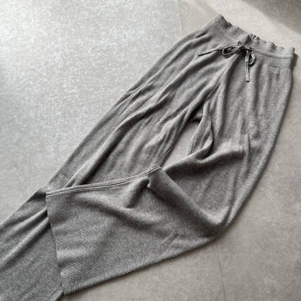 「ラウンジウェア」のレベル超えてるって！【UNIQLO】「SNSで話題」の”ニットパンツ”が「かわいい」♡