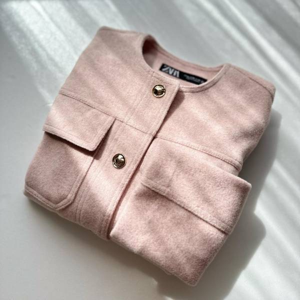 「人気ジャケット」の新色も！【ZARA】「もうこれめちゃくちゃ可愛くて…」と絶賛”カラーアウター”