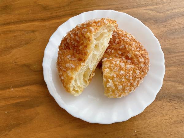 「ザクザク食感」のメロンパン！？【ファミリーマート】『新感覚』の”バタークロワッサンメロンパン”は「食べてみる価値あり」！