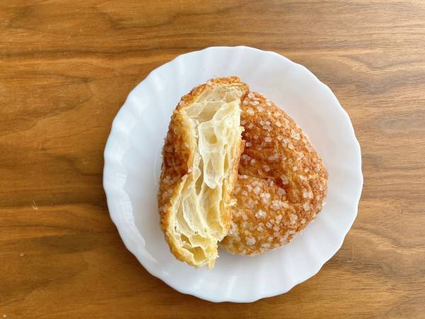 「ザクザク食感」のメロンパン！？【ファミリーマート】『新感覚』の”バタークロワッサンメロンパン”は「食べてみる価値あり」！