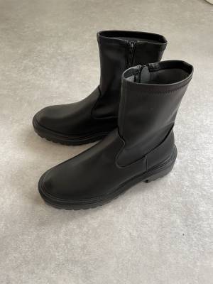 「足長効果も抜群！」「着脱も楽ちん」で超感動！【GU】の“ブーツ”は秋冬大活躍間違いなし！