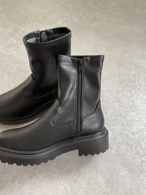 「足長効果も抜群！」「着脱も楽ちん」で超感動！【GU】の“ブーツ”は秋冬大活躍間違いなし！