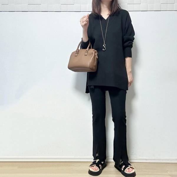 「超最強シルエット」で「買うしかないじゃん」！【GU】「細見えマニア」太鼓判の”究極ボトムス”が「完璧」