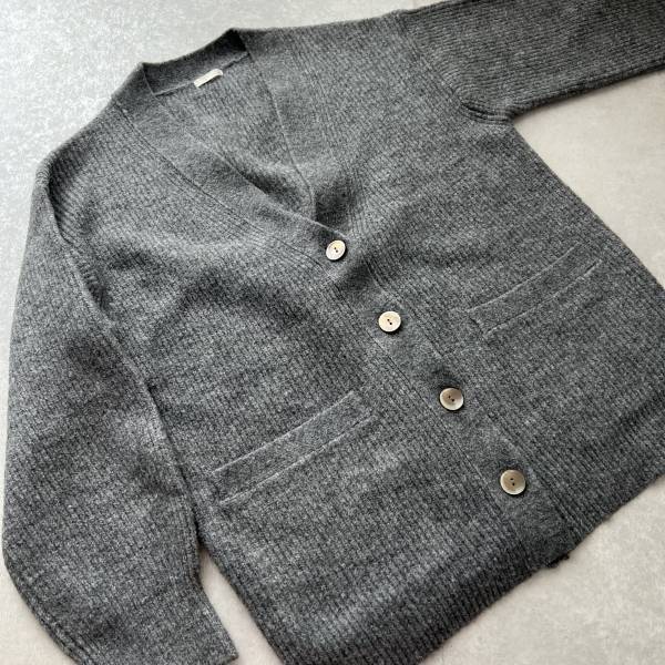 今年は「グレー」が超可愛い！！【GU】「肌触りも最高」な“ニットカーデ”をGETしてー！