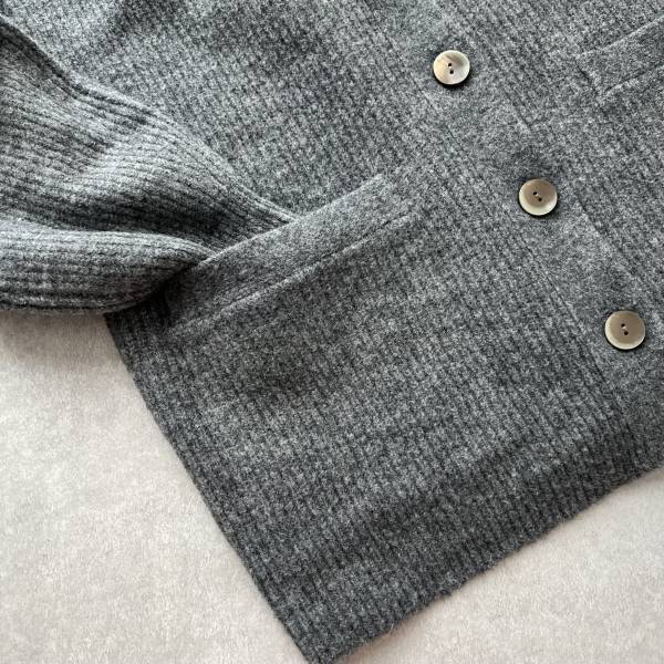 今年は「グレー」が超可愛い！！【GU】「肌触りも最高」な“ニットカーデ”をGETしてー！