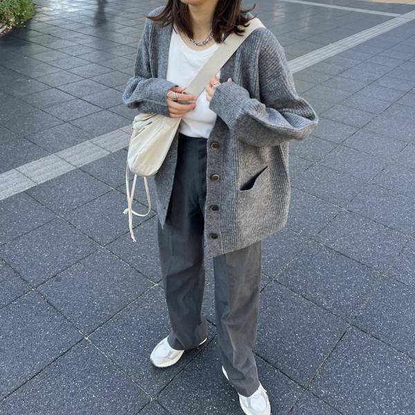 今年は「グレー」が超可愛い！！【GU】「肌触りも最高」な“ニットカーデ”をGETしてー！