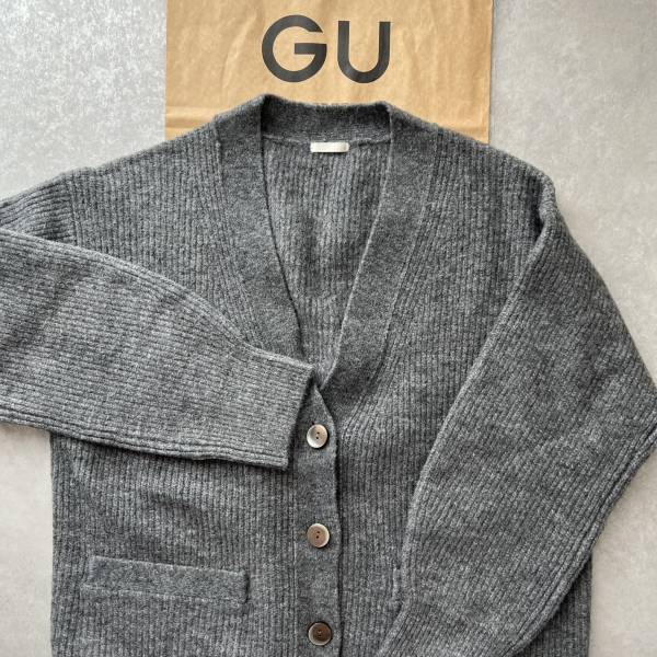 今年は「グレー」が超可愛い！！【GU】「肌触りも最高」な“ニットカーデ”をGETしてー！