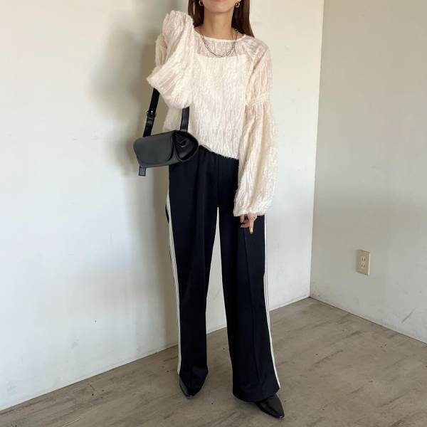 縦長効果◎【ラインパンツ】がスポーティー × モードでおしゃれ！