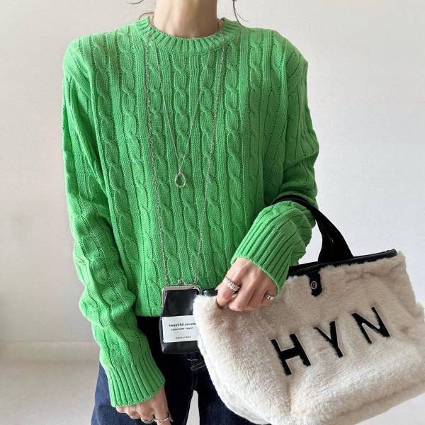 《コーデが華やかに！》みんなから注目される♡「カラーニット」って？