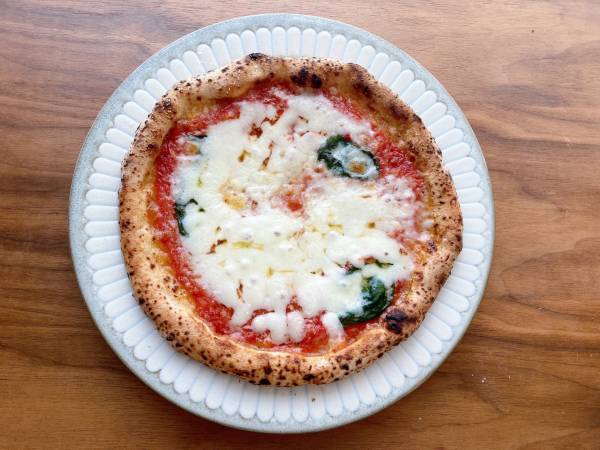 ＜本格的で激ウマ！＞「1,000円以上しそう」なのに『581円』！【セブンイレブン】“金のマルゲリータ”が絶品