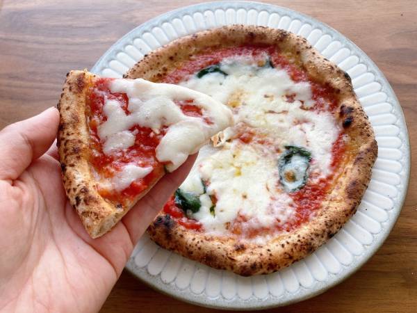 ＜本格的で激ウマ！＞「1,000円以上しそう」なのに『581円』！【セブンイレブン】“金のマルゲリータ”が絶品