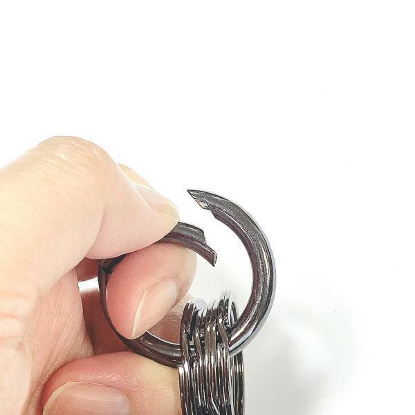 ＜既に品薄！？＞「ラスト1個」だった！「機能的」で超「便利」！【ダイソー】“キーホルダー”紹介