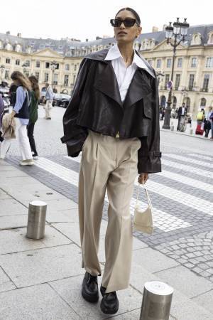 その着回しやすさ、病みつき！ 「ベージュパンツ」最旬着こなし術【ストリートスナップ】