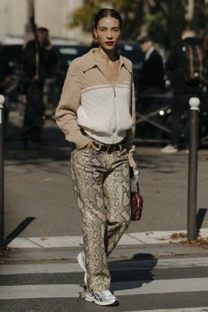 その着回しやすさ、病みつき！ 「ベージュパンツ」最旬着こなし術【ストリートスナップ】