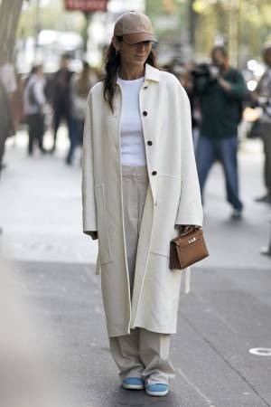 その着回しやすさ、病みつき！ 「ベージュパンツ」最旬着こなし術【ストリートスナップ】