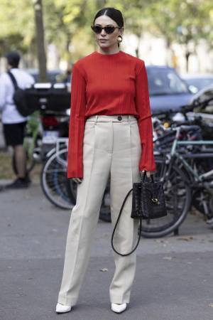 その着回しやすさ、病みつき！ 「ベージュパンツ」最旬着こなし術【ストリートスナップ】