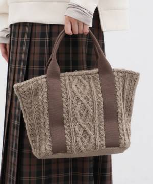 冬コーデのマンネリ解消♡【ハニーズ】主役級の存在感♡「ふわもこバッグ」