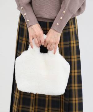 冬コーデのマンネリ解消♡【ハニーズ】主役級の存在感♡「ふわもこバッグ」