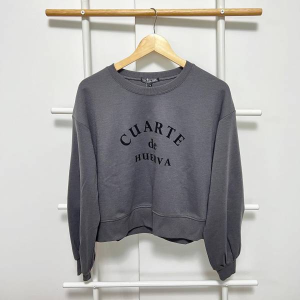 ＜これは買うッ！＞「着回し無限大」の可能性秘めてる！【しまむら】”ロゴトップス”は『二度見』する可愛さ♡