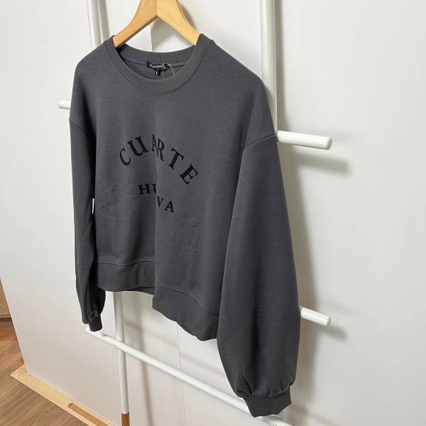 ＜これは買うッ！＞「着回し無限大」の可能性秘めてる！【しまむら】”ロゴトップス”は『二度見』する可愛さ♡