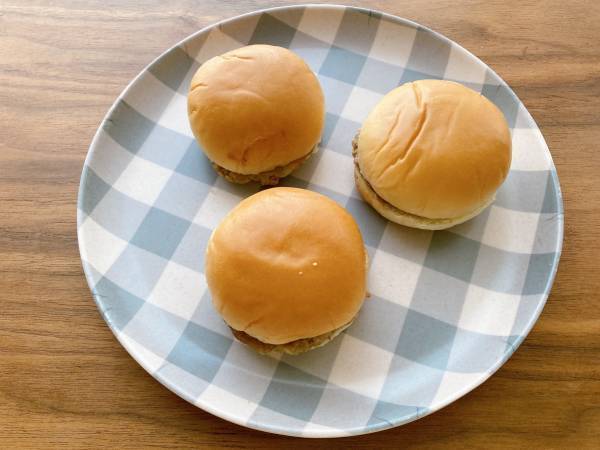 「濃厚」で激うまぁ～♡「パクっと食べやすい」【ファミリーマート】“ミニてりやきバーガー”紹介