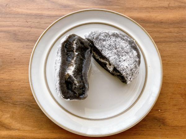 「200kcal以下」で超絶絶品！！【セブンイレブン】「もちもち食感」に衝撃！“黒ごま大福”