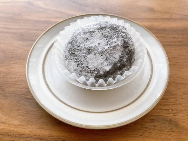 「200kcal以下」で超絶絶品！！【セブンイレブン】「もちもち食感」に衝撃！“黒ごま大福”