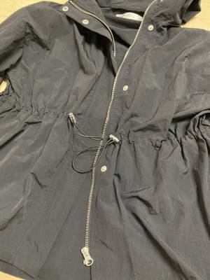 今すぐ「買い」たいっ！！【しまむら】「快適」に過ごせる”マウンテンパーカ”は「脚長効果」も「抜群」です！！