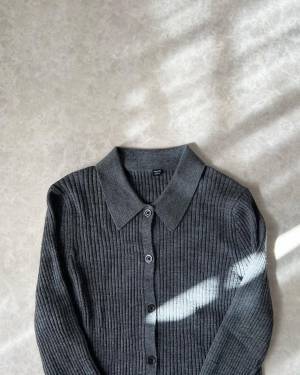 「細見え力がすごすぎる」！！【ユニクロ】『グレー』が「超可愛い」”ポロカーディガン”