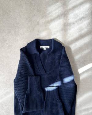 まさに「トレンド」！！【ユニクロ】の「スタイルアップ」と「細見え」する“ネイビートップス”