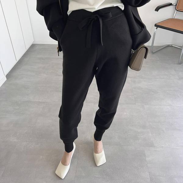 絶対「全色買い」しようと思ってた！？「これはやばい…♡」【GU】「毎年買ってる」“ニットボトムス”紹介