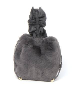 今季も【ふわふわアイテム】が見逃せない！ 見た目以上に使える！ 「注目ミニバッグ」