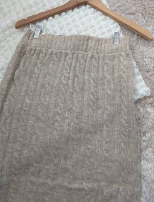 これなら「足元」寒くないっ！！【しまむら】『冬』に穿きたい”ニットスカート”が「頼りになる」♡