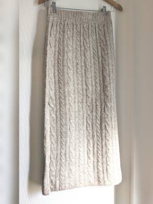 これなら「足元」寒くないっ！！【しまむら】『冬』に穿きたい”ニットスカート”が「頼りになる」♡