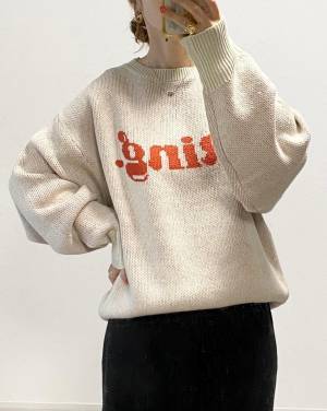 「全部が可愛すぎてため息」「着回し無限大」【しまむら】「見た瞬間」ときめいた“ロゴニット”紹介