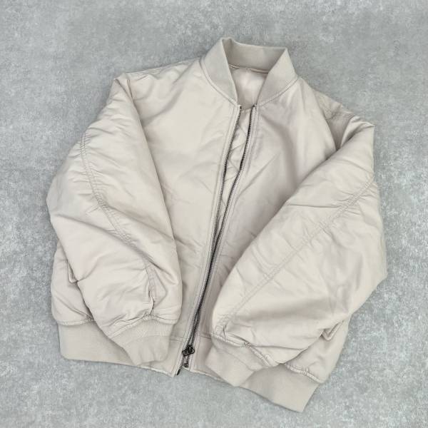 「在庫」があったら「チャンス」？！【UNIQLO】「今の時期大活躍」の”MA1ブルゾン”が「着心地抜群」！