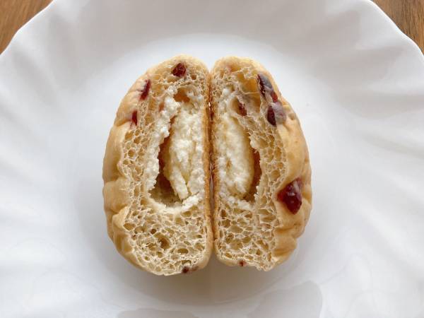 ＜朝ごはんにぴったり＞「もっちり食感」がいいっ！【ローソン】「ほどよい酸味」と「チーズクリーム」が相性抜群の”もち麦パン”は「おいしい」！