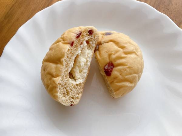 ＜朝ごはんにぴったり＞「もっちり食感」がいいっ！【ローソン】「ほどよい酸味」と「チーズクリーム」が相性抜群の”もち麦パン”は「おいしい」！