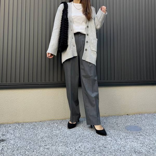 【UNIQLO】【ZARA】のアイテムを使ったグレー×ホワイトコーデ特集