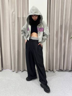 まだまだ注目！Y2Kコーデにも【ショートパーカー】が大人気！