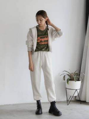 まだまだ注目！Y2Kコーデにも【ショートパーカー】が大人気！