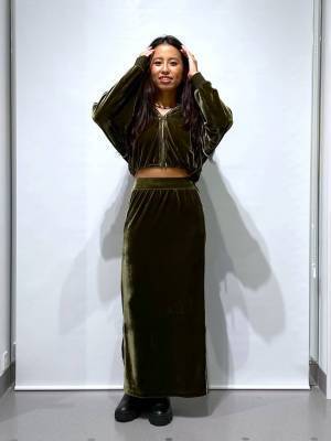 まだまだ注目！Y2Kコーデにも【ショートパーカー】が大人気！