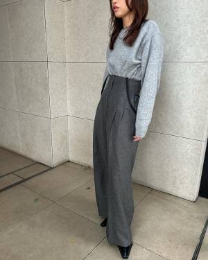 「色味も可愛いし色違いも欲しいっ♡」【ユニクロ】「シンプル」で超着回せる！“グレーニット”紹介